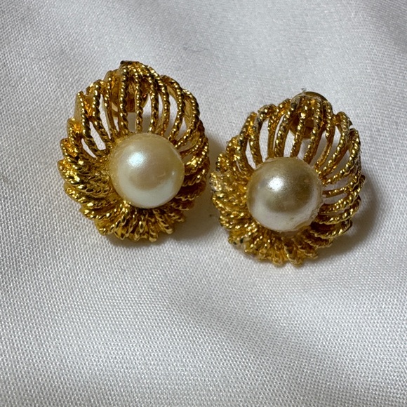 Jewelry - Elegant Gold and Pearl Earrings